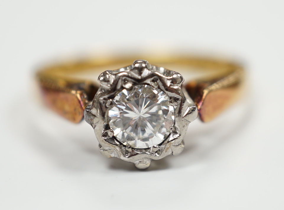 An 18ct, plat. and illusion set solitaire diamond ring, size J, gross weight 2.9 grams.